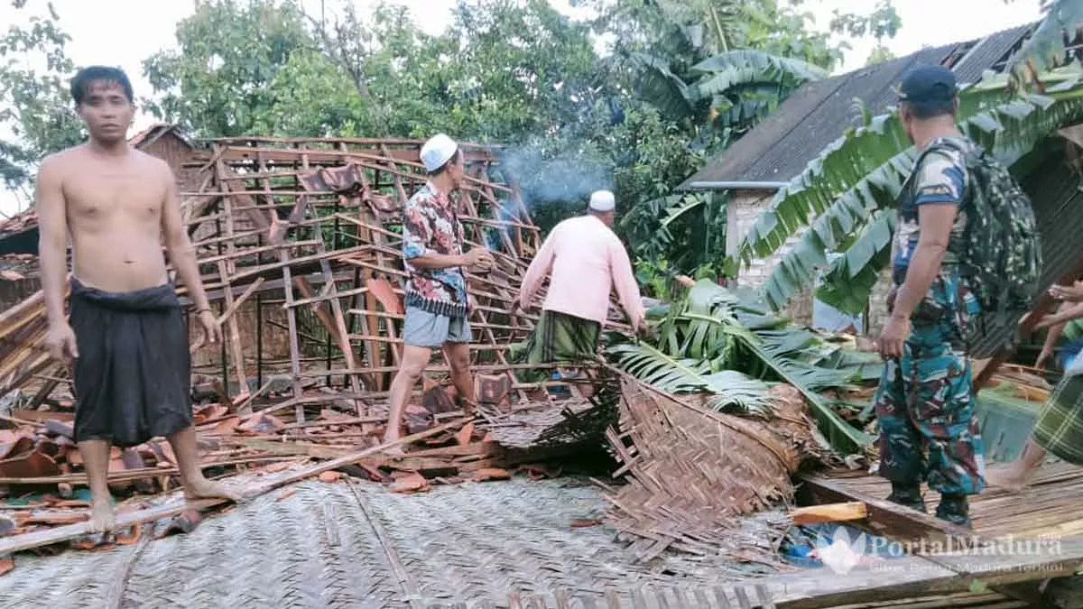 Pasca 4 Rumah Diterjang Angin Kencang, Warga Sampang Bersihkan Reruntuhan