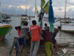 Persiapan Melaut 2022, Nelayan Banyusangka Perbaiki Perahu hingga Ritual