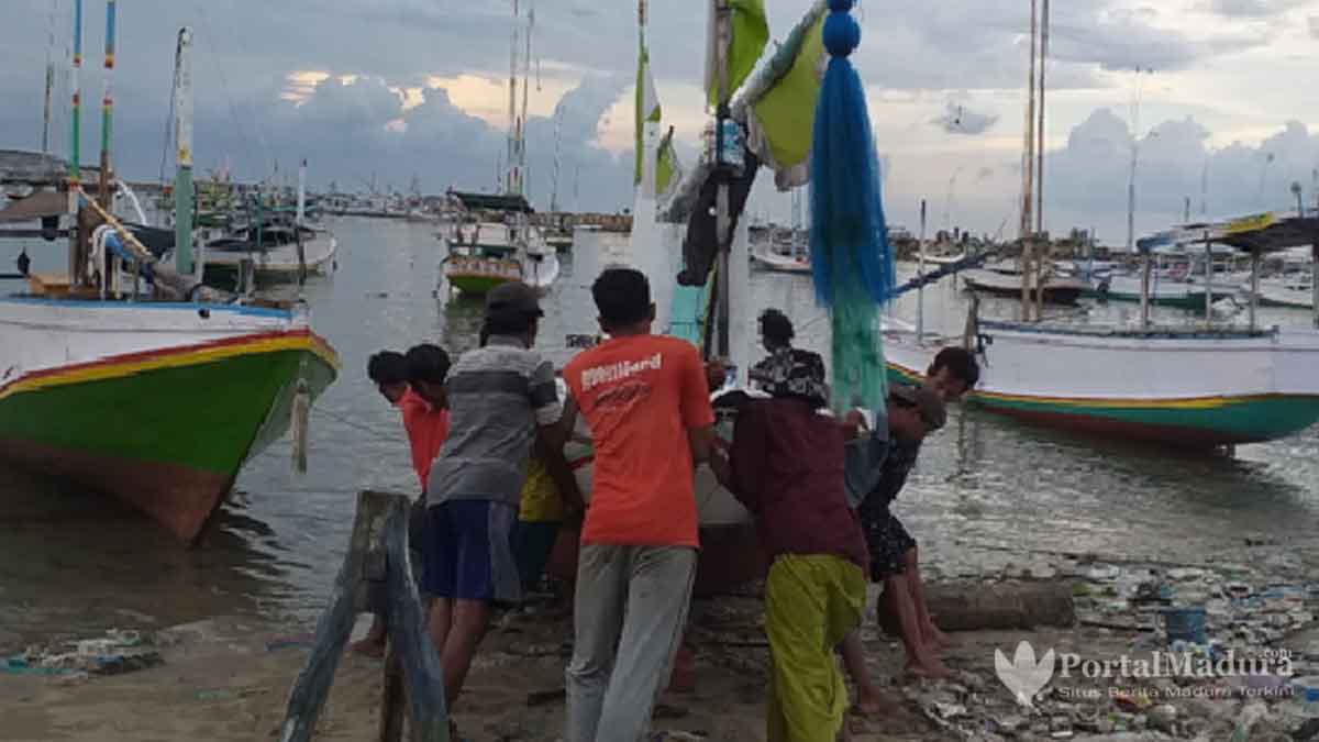 Persiapan Melaut 2022 Nelayan Banyusangka Perbaiki Perahu hingga Ritual