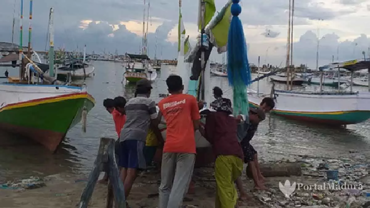 Persiapan Melaut 2022, Nelayan Banyusangka Perbaiki Perahu hingga Ritual