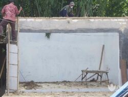 Petugas Bongkar Paksa Kios Ilegal di Pasar Ganding Sumenep