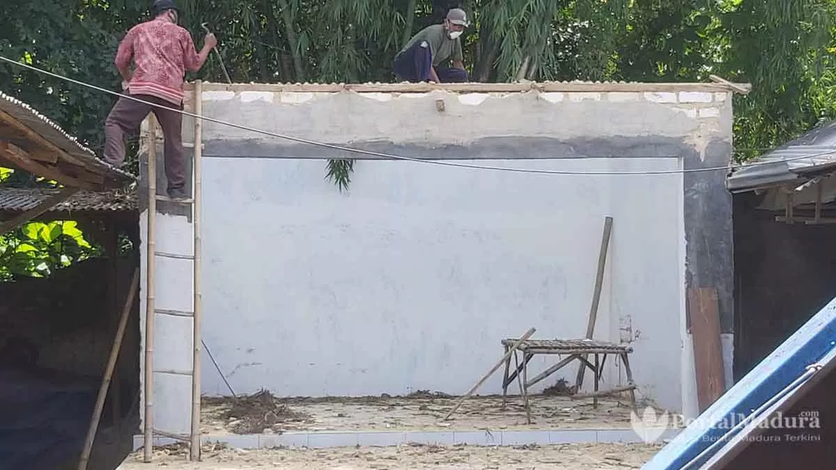 Petugas Bongkar Paksa Kios Ilegal di Pasar Ganding Sumenep