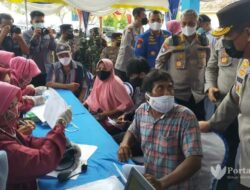 Wakapolda Jatim Tinjau Vaksinasi Serentak di Sampang