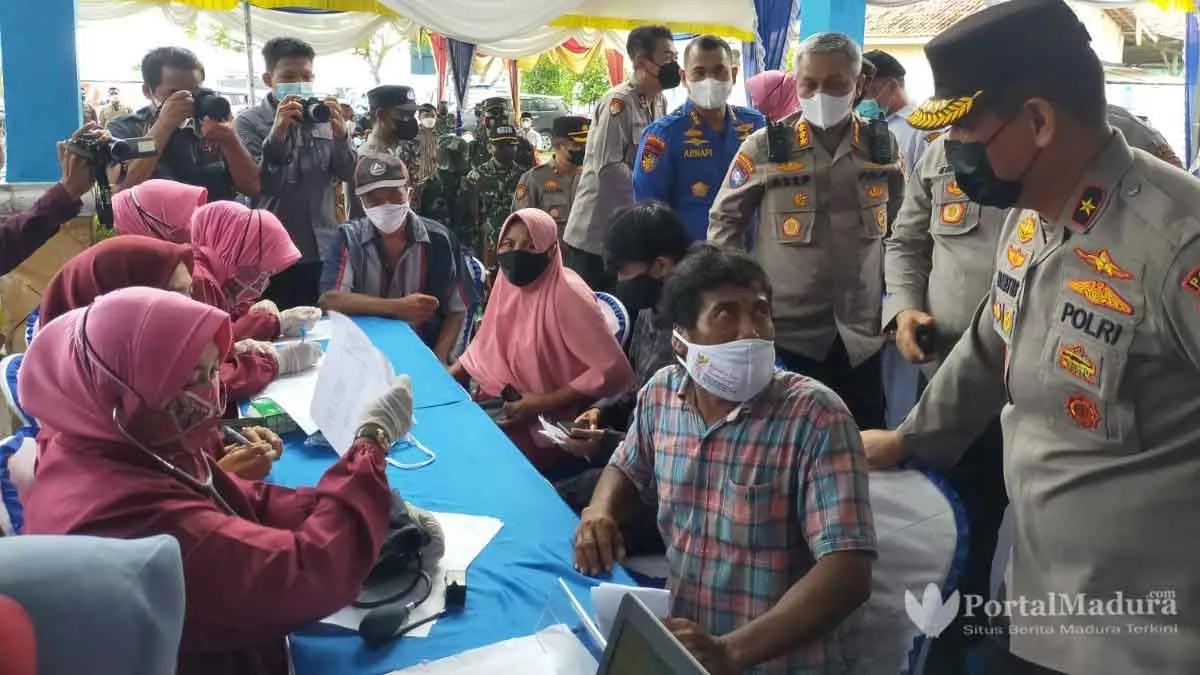 Wakapolda Jatim Tinjau Vaksinasi Serentak di Sampang