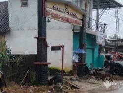 Warga Kangean Bersih-bersih Bekas Banjir