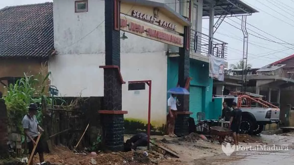 Warga-Kangean-Bersih-bersih-Bekas-Banjir
