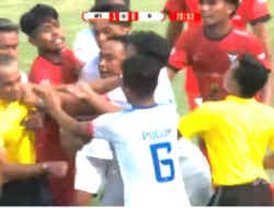 Wasit ‘Dicekik’ Warnai Laga Madura FC vs Arema Indonesia