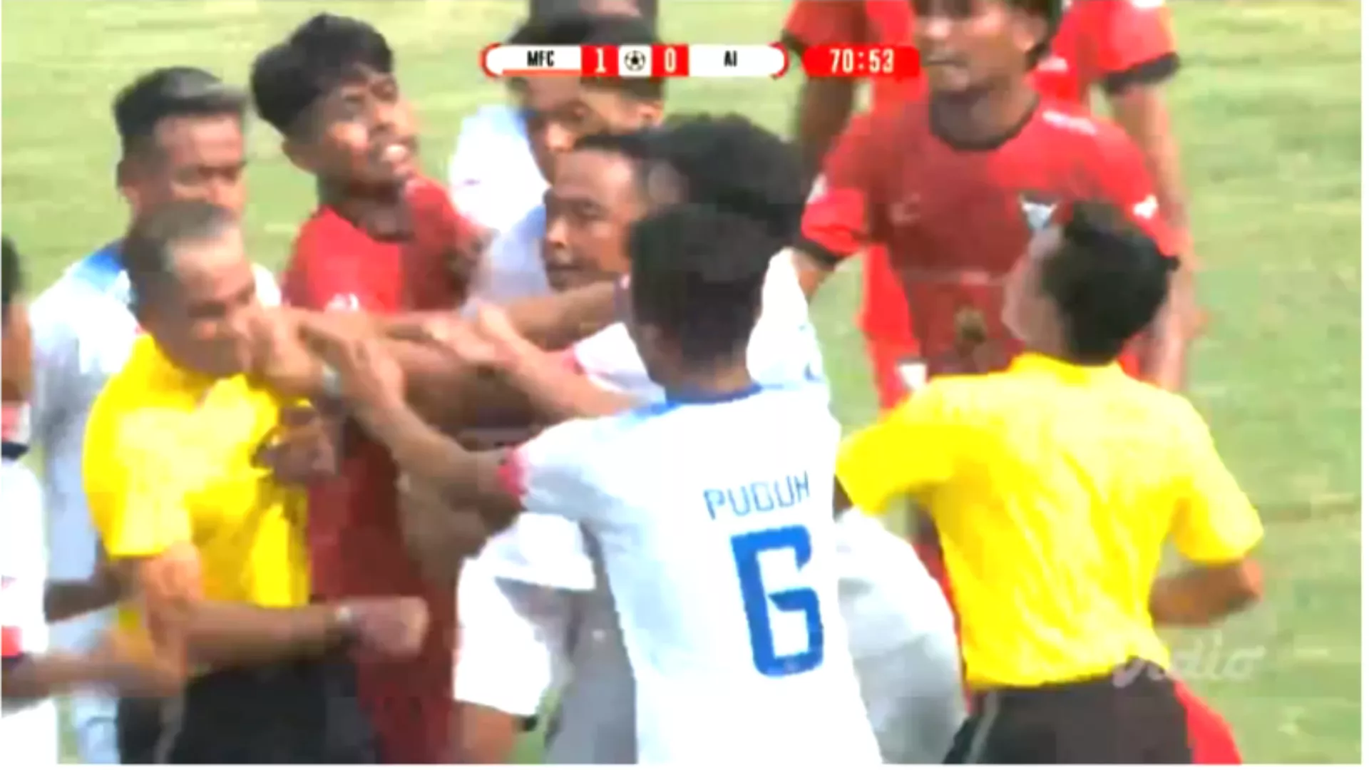 Wasit ‘Dicekik’ Warnai Laga Madura FC vs Arema Indonesia