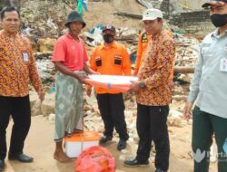 Korban Bencana Banjir Rob Sumenep Dapat Bantuan Terpal & Makanan Siap Saji
