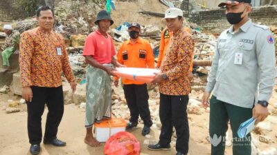 Korban Bencana Banjir Rob Sumenep Dapat Bantuan Terpal & Makanan Siap Saji