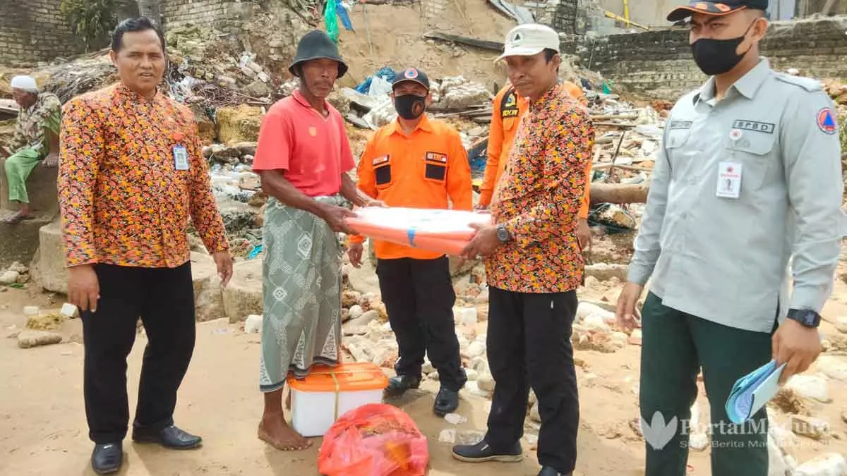 Korban Bencana Banjir Rob Sumenep Dapat Bantuan Terpal & Makanan Siap Saji