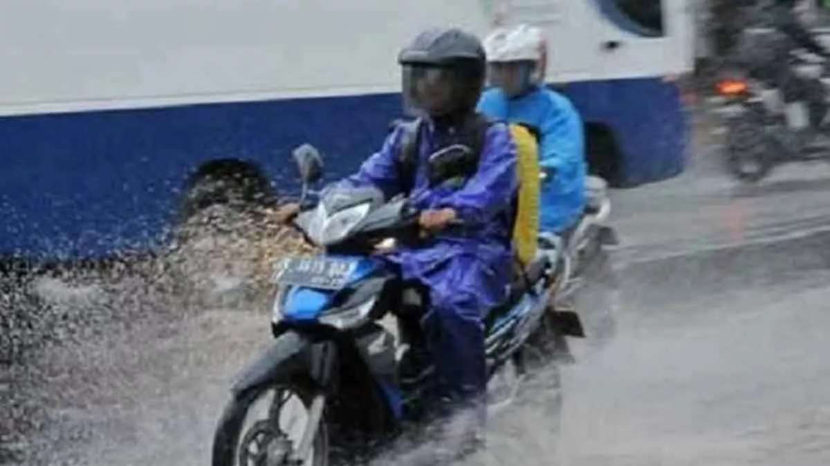 Lakukan 4 Cara Ngerem Motor Ini Saat Hujan