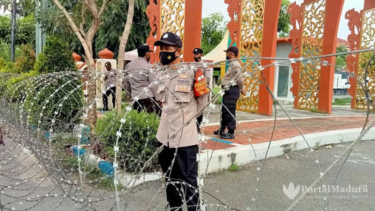 274 Personel Amankan Unras, Pasang Kawat Berduri di Depan Pemkab Sumenep