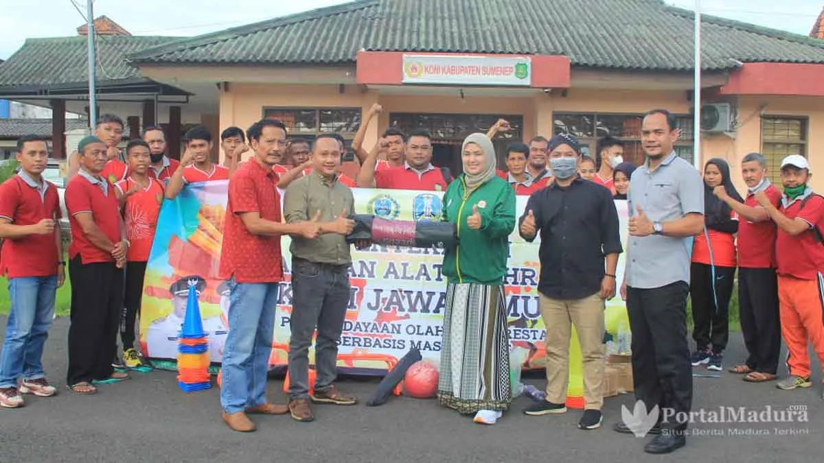 Anggota DPRD Jatim Serahkan Bantuan Sarana Olahraga di Sumenep