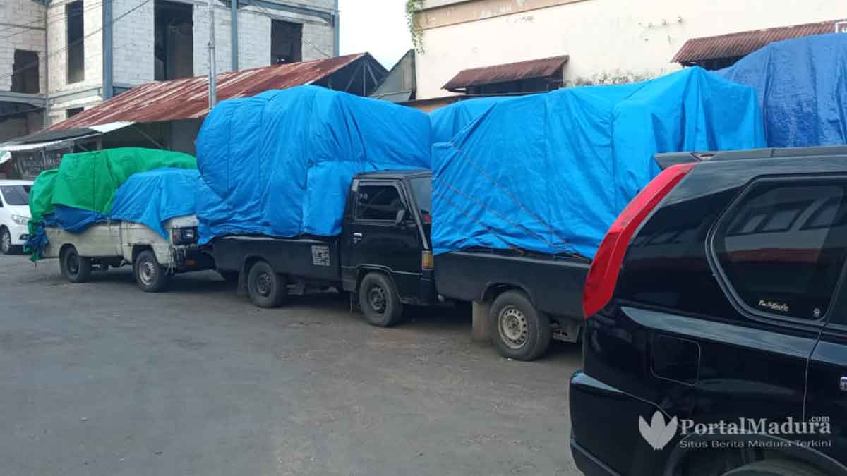 Angkutan Sembako Tujuan Kangean Tertahan di Pelabuhan Kalianget