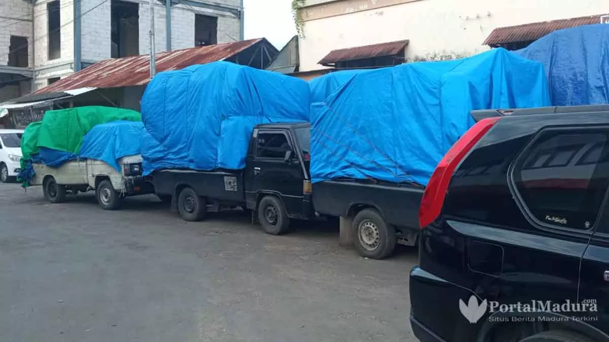 Angkutan Sembako Tujuan Kangean Tertahan di Pelabuhan Kalianget