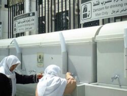 Begini Cara Nabi Muhammad Minum Air Zamzam
