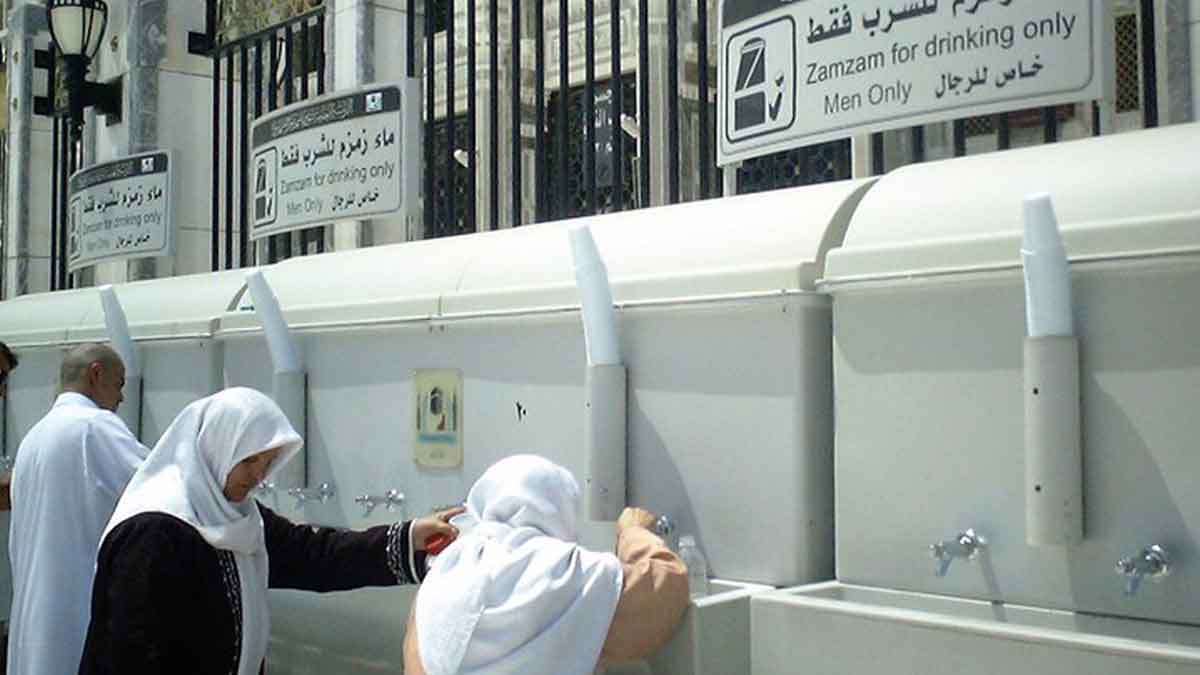 Begini-Cara-Nabi-Muhammad-Minum-Air-Zamzam