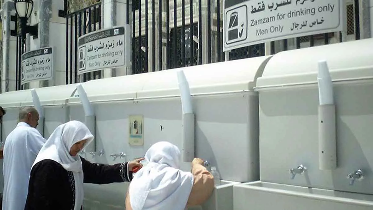 Begini Cara Nabi Muhammad Minum Air Zamzam