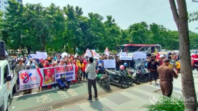 Dampak Ungkapan Arteria Dahlan, Rakyat Militansi Unras di Kejati Jatim