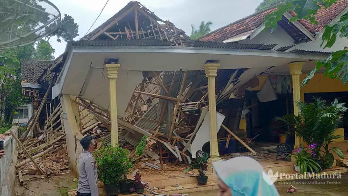Diterjang Angin Kencang, Rumah Warga Batang-Batang Daya Sumenep Ambruk