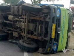 Hendak Mendahului Rombongan Gowes, Truk Box Guling di Sampang