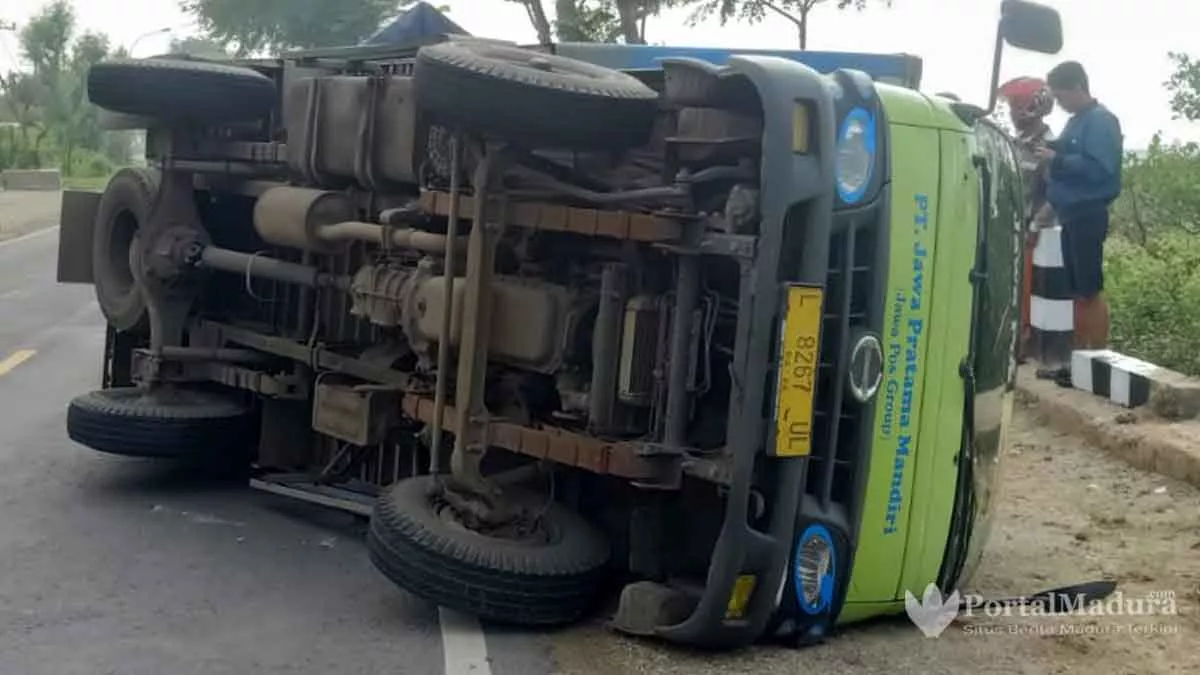 Hendak Mendahului Rombongan Gowes, Truk Box Guling di Sampang