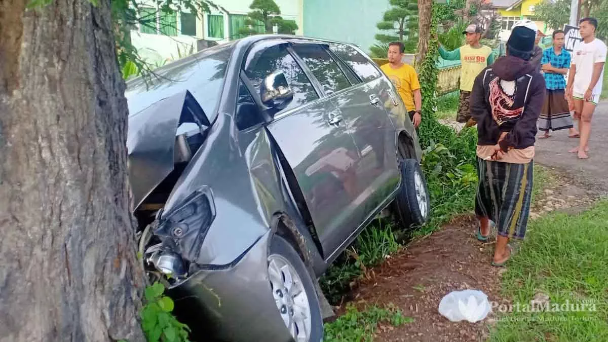 Kijang Innova Hantam Pohon Asam, 5 Penumpang Warga Sumenep