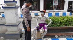 Manusia Silver asal Kediri Ditertibkan Polisi Sampang