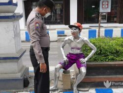 “Manusia Silver” asal Kediri Ditertibkan Polisi Sampang