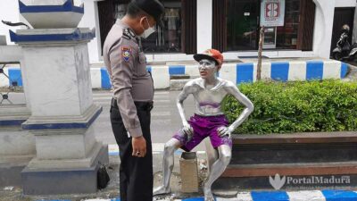 "Manusia Silver" asal Kediri Ditertibkan Polisi Sampang