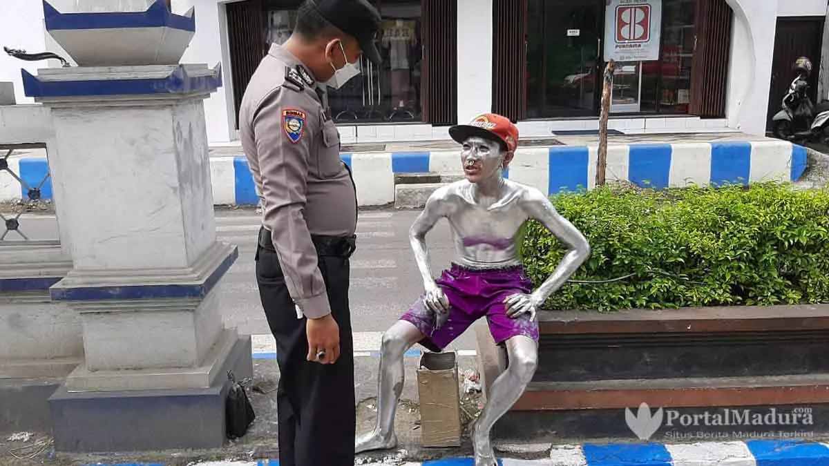 “Manusia Silver” asal Kediri Ditertibkan Polisi Sampang