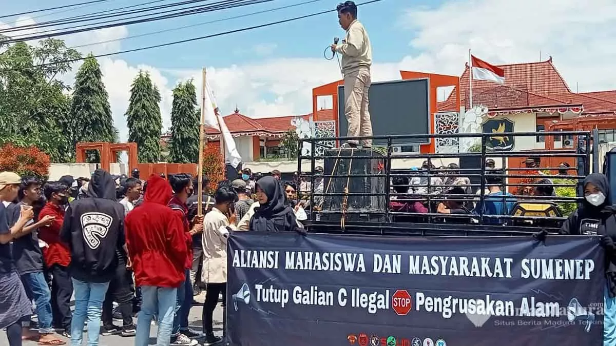 Desak Penutupan Galian C Ilegal, Pendemo Ketuk Hati Bupati Sumenep dengan Surah Yasin