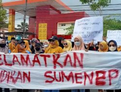 Mau ‘Sweeping’ Bupati, Mahasiswa Dobrak Pintu Pagar Kantor Pemkab Sumenep