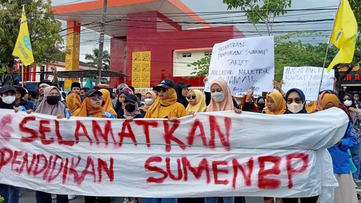 Mau ‘Sweeping’ Bupati, Mahasiswa Dobrak Pintu Pagar Kantor Pemkab Sumenep