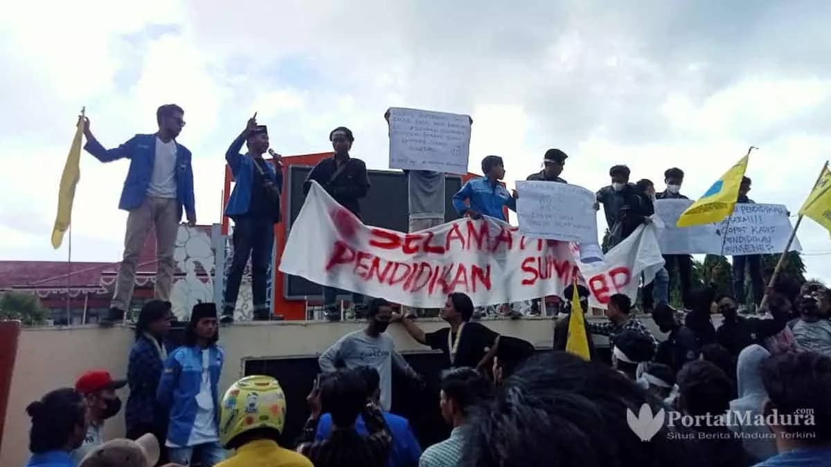 Papan Nama Kantor Bupati Sumenep Jadi Tempat Mimbar Bebas, Pendemo Desak Kadisdik Dicopot