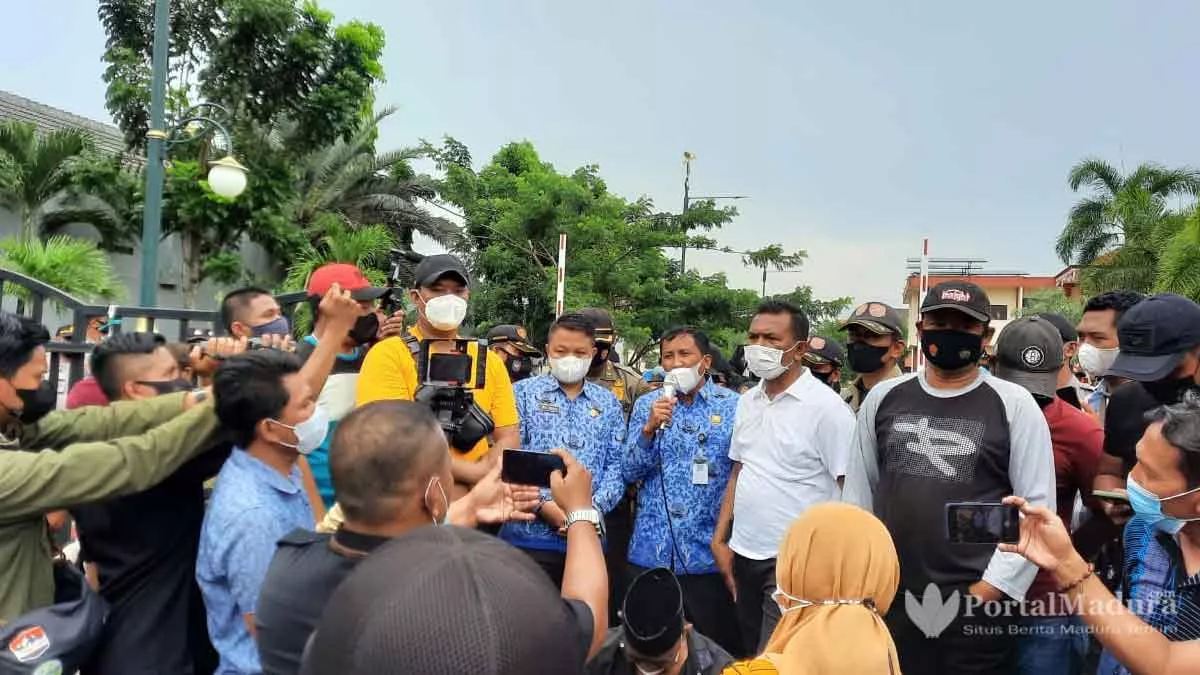 Pejabat Pemkab Sumenep Temui Massa ARM