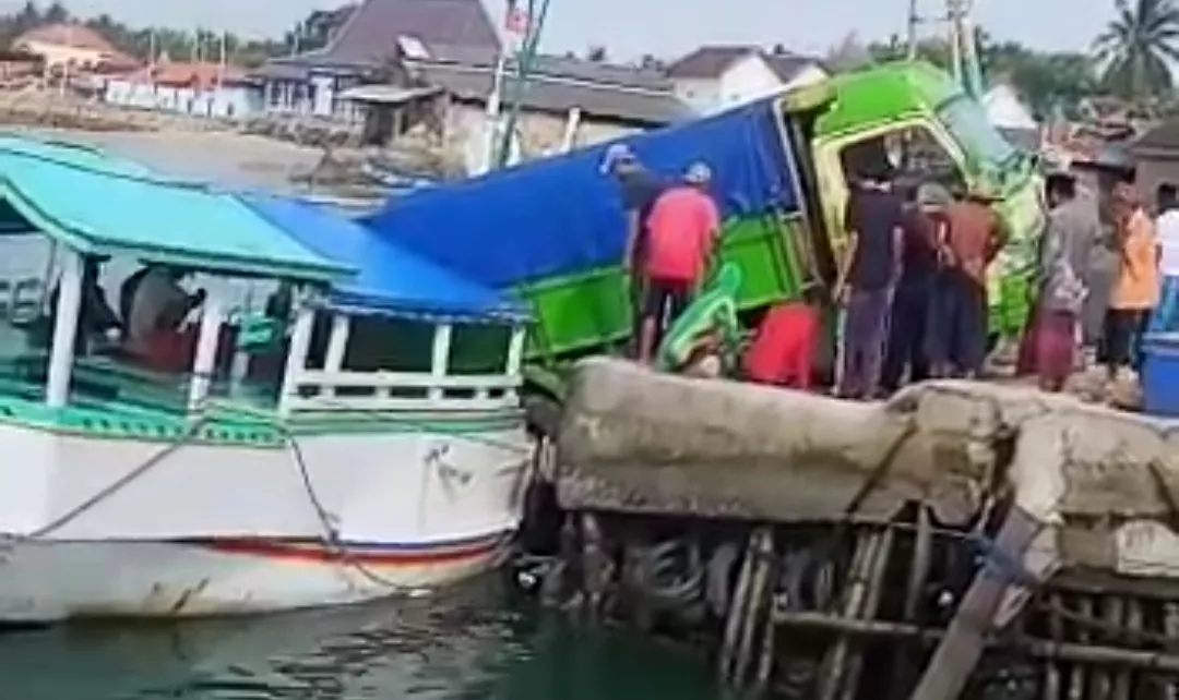 Rem Blong, Truk Timpa KLM di Pelabuhan Milik Anggota DPRD Sumenep
