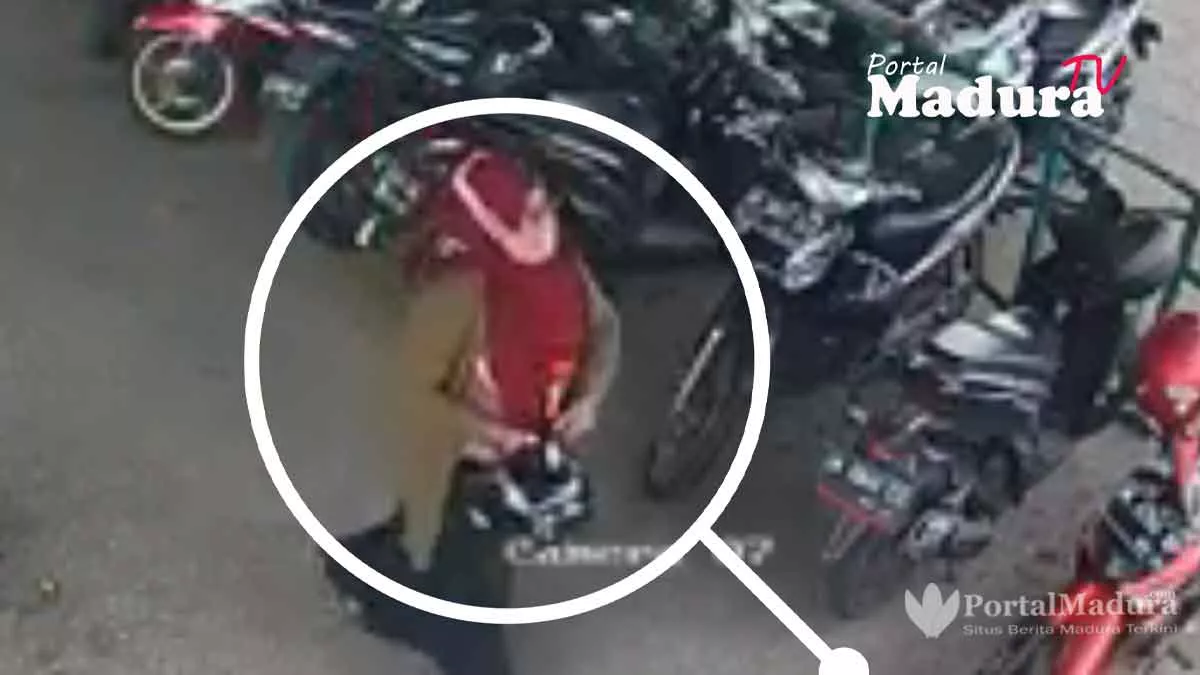 Terekam CCTV, Emak-Emak Curi Helm di Parkiran Masjid Pamekasan