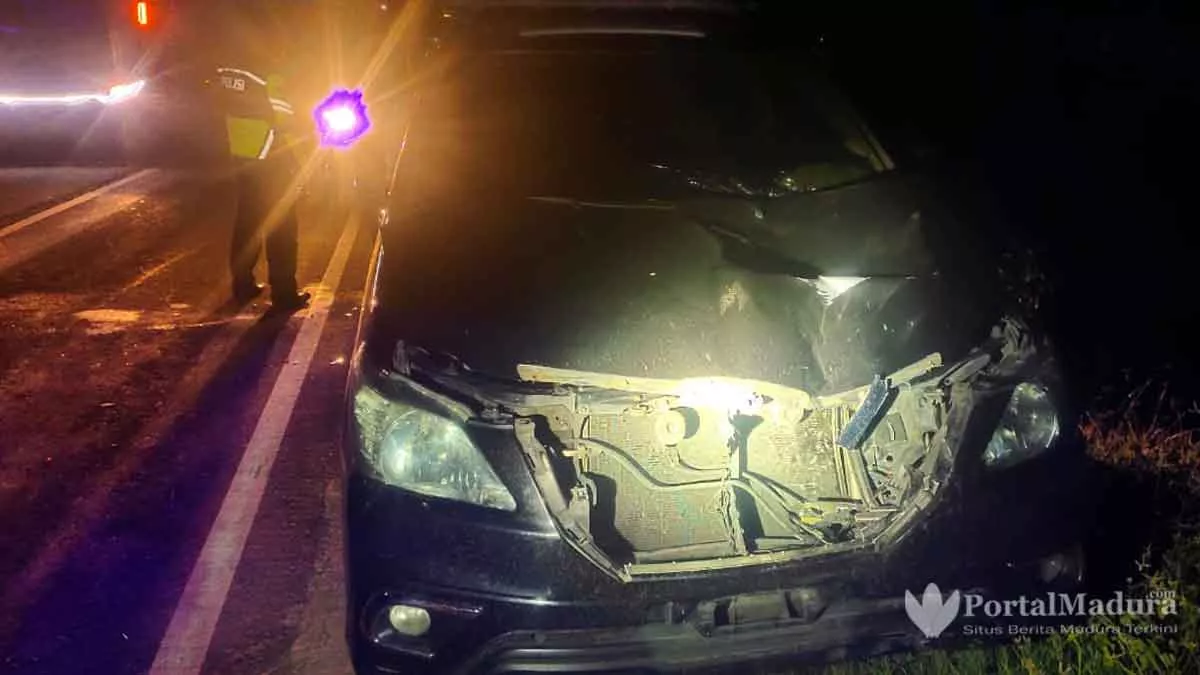 Toyota Kijang Innova Tabrak Pemotor dari Belakang