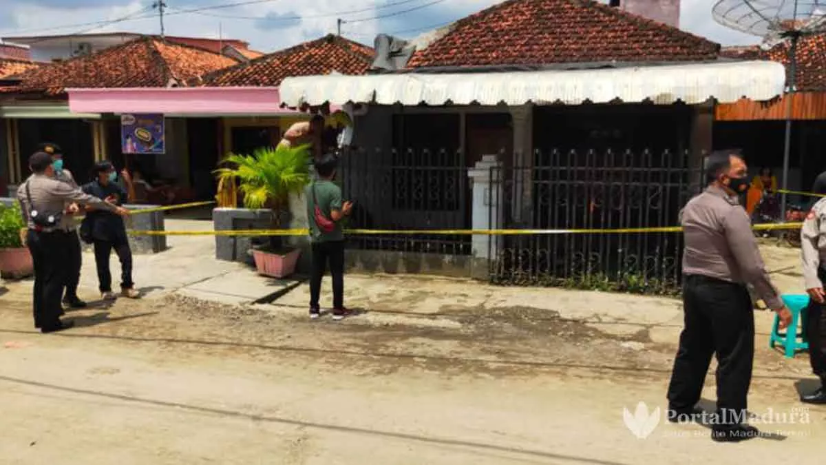 Tim Jihandak Polda Jatim Evakuasi Benda Mirip Granat di Pamekasan