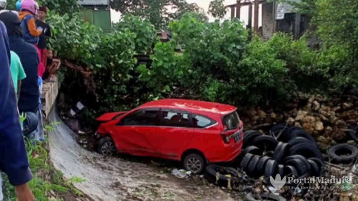 Daihatsu Sigra Terjun Bebas ke Pantai Taddan