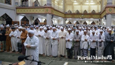 Lakukan Salat Berjamaah di Masjid, Ini 4 Keutamaannya