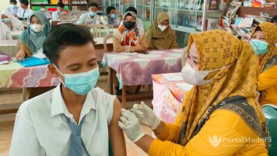 Kapolres Sumenep Cek Vaksinasi di SMAN 1 Lenteng, 31 Siswa Divaksin