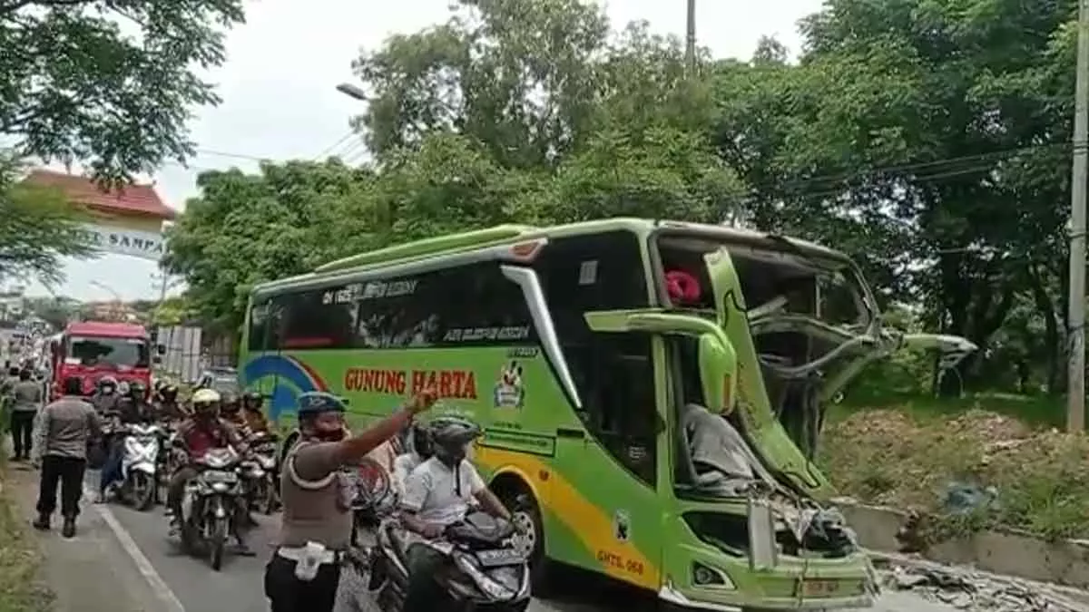 Bus Gunung Harta Seruduk Truk Fuso, Satu Tewas di Pamekasan