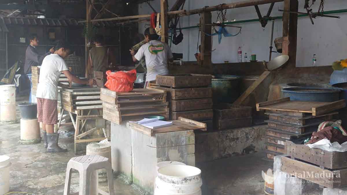 Harga Kedelai Naik, Keuntungan Usaha Produksi Tahu di Sampang Anjlok