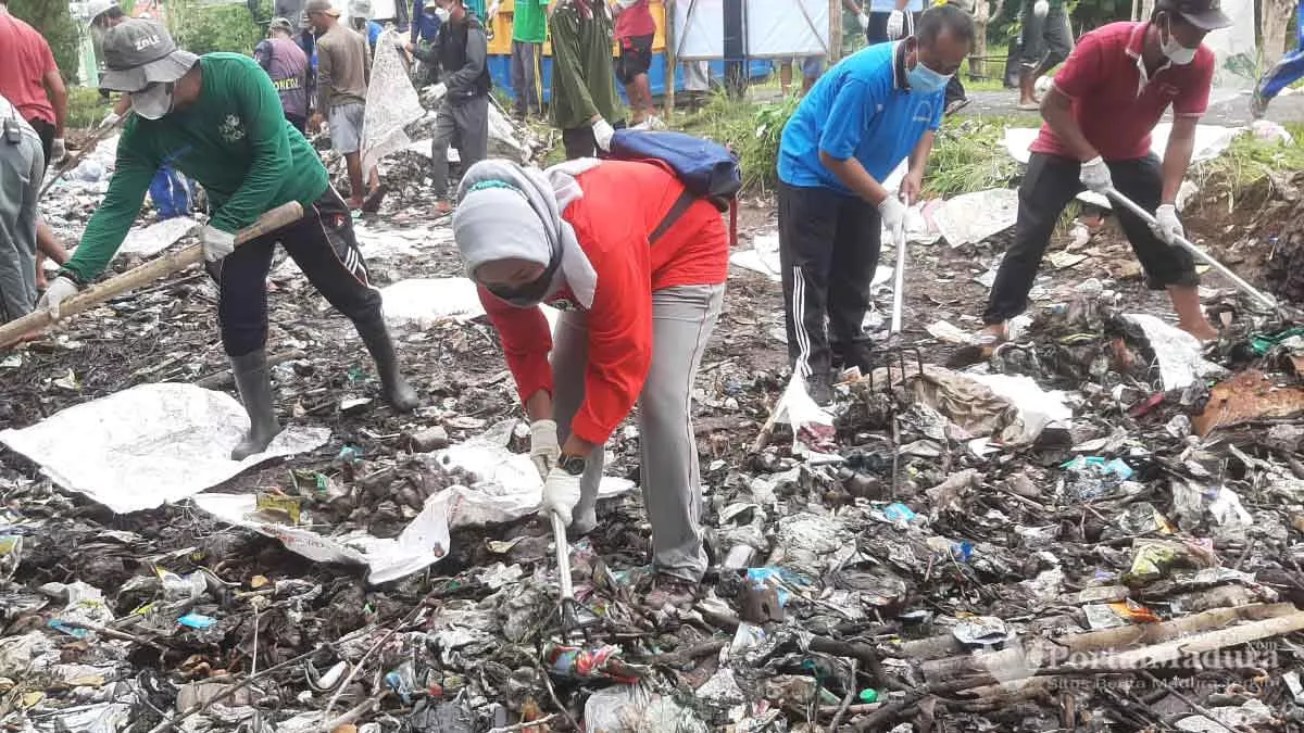 Warga Sumenep Bersih-bersih Pesisir Sepanjang 800 Meter, Momen HPSN 2022