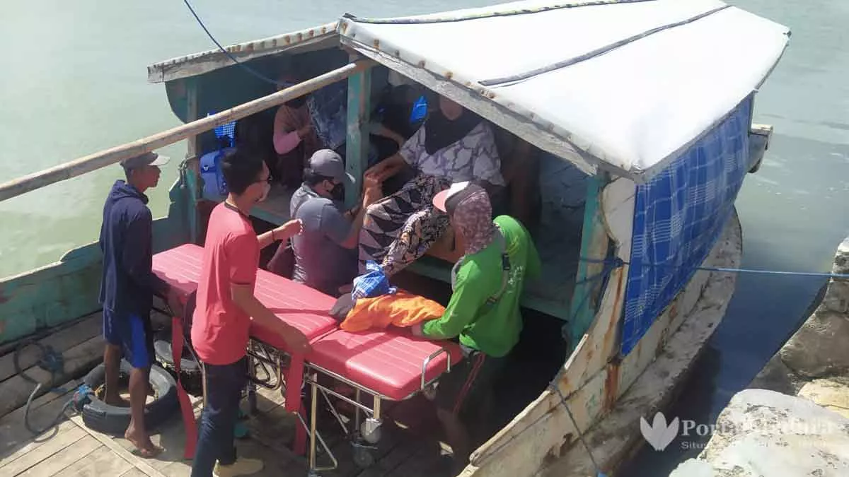 Hendak Berobat, Polisi Sumenep Bantu Evakuasi Warga Kepulauan