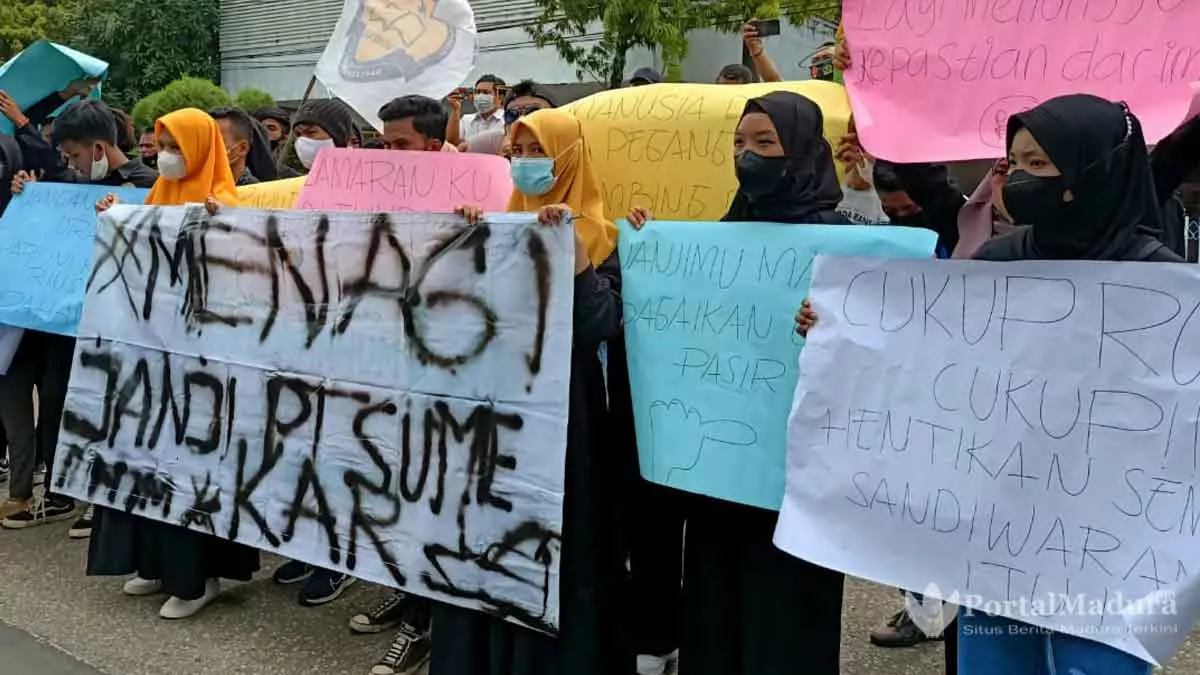 Kapal Milik Sumenep Tak Beroperasi, Mahasiswa Kepulauan Kepung PT Sumekar Line
