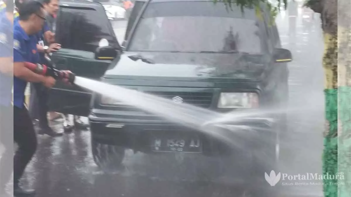 Kebakaran Mobil Suzuki Escudo Depan Kantor DPRD Sumenep